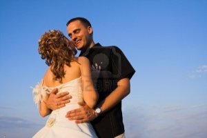 pareja feliz solo se caso con besos al aire-libre-al-atardecer-concepto-de-boda y el matrimonio