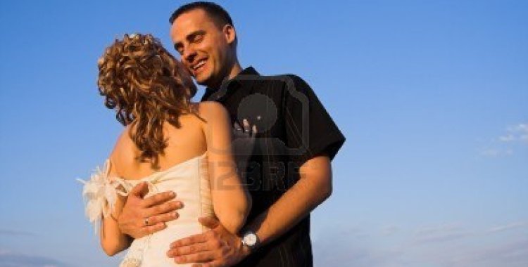 4419252-pareja-feliz-solo-se-caso-con-besos-al-aire-libre-al-atardecer-concepto-de-boda-y-el-matrimonio